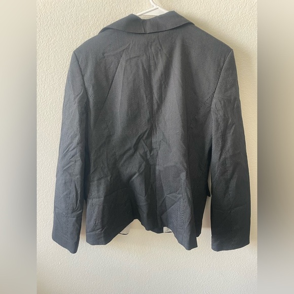 Mantles black and white stripped casual or business blazer suit jacket - Picture 3 of 3